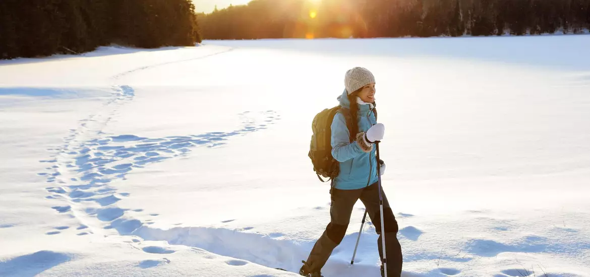 schneeschuhwandern-frau-natur